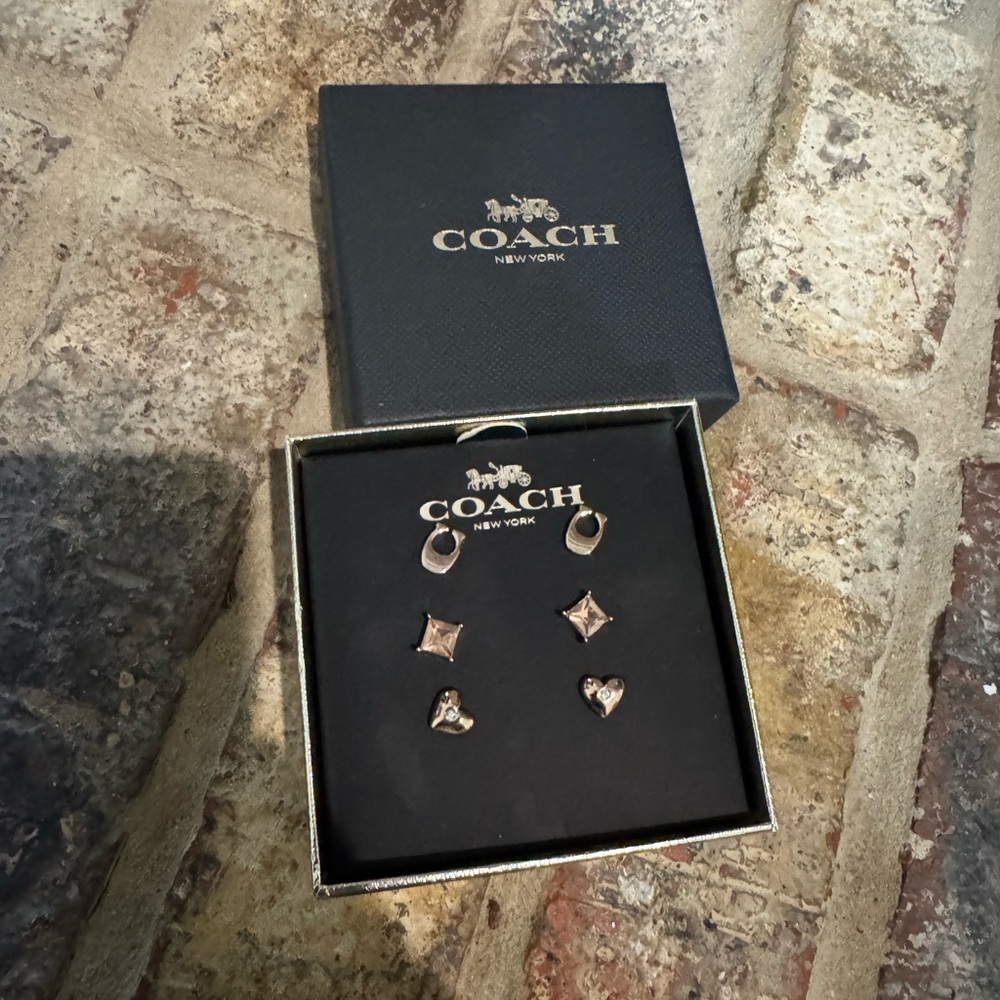 ⭐️HP⭐️Coach Rose Gold Signature and Pave Heart Stud Earrings Set
